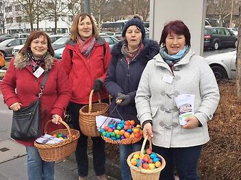 Teilten nicht nur Ostereier aus, sondern informierten auch rund um das Ei (von links): Kreisbäuerin Edeltraud Häußler, Jutta Schneider, HeleneBieberich und stellvertretende Kreisbäuerin Helene Greubel.  Foto: A. Lomb
