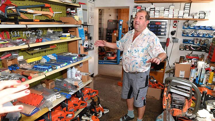 Heinz Blank in seinem Refugium: Hier repariert er Motorsägen. Foto: Ronald Rinklef