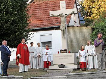 Dieses Kreuz aus dem Jahre 1771 wurde nach einer umfassenden Sanierung wieder eingeweiht. Bürgermeister Karl-Heinz Kandler (von links), Pfarrer Matthias Rusin und Altbürgermeister Peter Kirchner hielten dazu Ansprachen. Foto: Günther Geiling