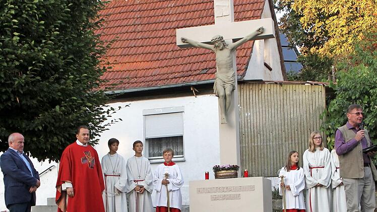 Dieses Kreuz aus dem Jahre 1771 wurde nach einer umfassenden Sanierung wieder eingeweiht. Bürgermeister Karl-Heinz Kandler (von links), Pfarrer Matthias Rusin und Altbürgermeister Peter Kirchner hielten dazu Ansprachen. Foto: Günther Geiling