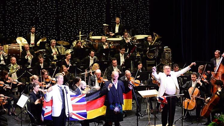 Fahnen schwingen und Mitsingen: Die Hofer Symphoniker gestalteten mit den beiden Solisten und dem britischen Dirigenten Russell Harris ein grandioses Finale des Neujahrskonzerts in der Dr.-Stammberger-Halle. Das Programm begeisterte durch Vielseitigkeit und viele humorvolle Einlagen.Foto: Stephan Herbert Fuchs