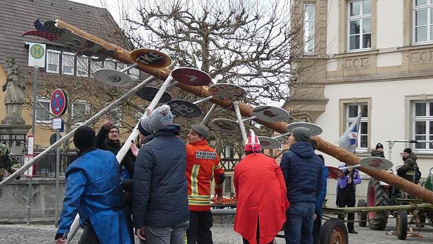 Auftakt f&uuml;r den Fasching in Eltmann: Mit Muskelkraft wurde der zehn Meter hohe Narrenbaum in die senkrechte gebracht. Christian Licha