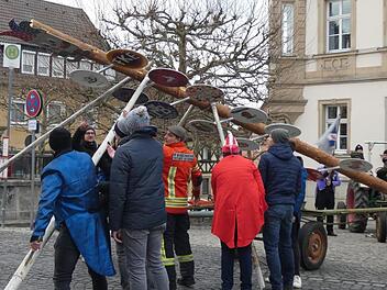 Auftakt für den Fasching in Eltmann: Mit Muskelkraft wurde der zehn Meter hohe Narrenbaum in die senkrechte gebracht. Christian Licha