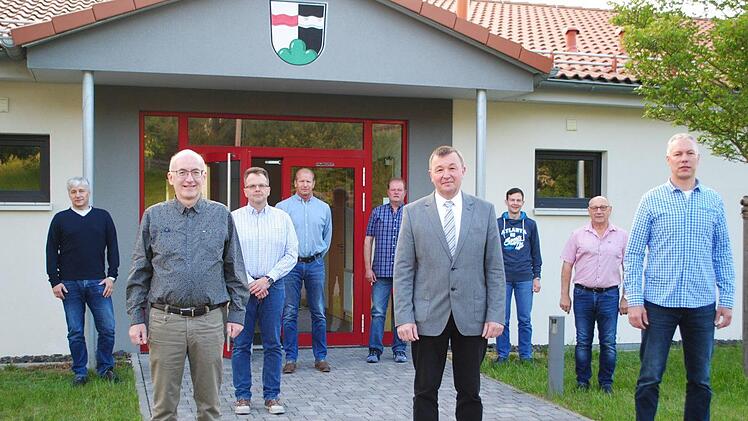 Nur noch acht Gemeinderäte gibt es künftig in Riedenberg (vorne, von links):  Peter Hergenröder, Bürgermeister Roland Römmelt, Mirko Metz             sowie ( 2. Reihe von links): Franz Wolf, Hubert Dorn             und (hinten von links) Klaus Schumm, Matthias Dorn, Jürgen Kohlhepp und Andreas Nüchter. Evelyn Schneider