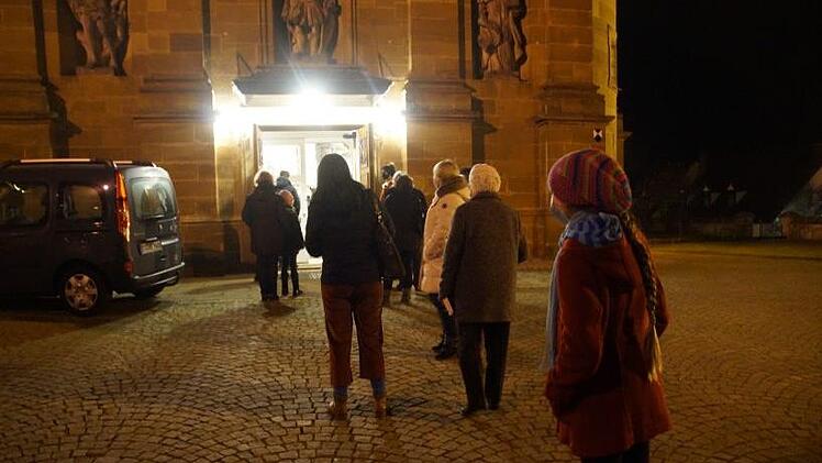 Nicht alle kommen rein: Warteschlange vor St. Wenzeslaus