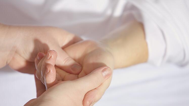 Nächtliches Fingerkribbeln: Anzeichen für ein Karpaltunnelsyndrom?