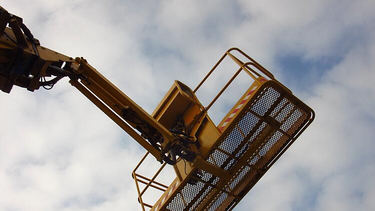 Die schwere Palette st&uuml;rzte bei der Arbeit von der Hebeb&uuml;hne