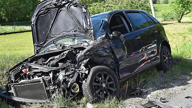 Eines der Auto blieb im Graben liegen.