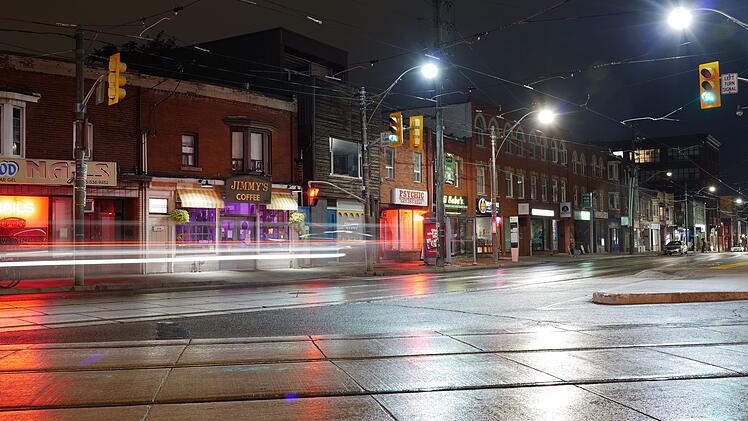 Abseits der Hochh&auml;user wirkt Toronto nachts fast wie eine Kleinstadt.