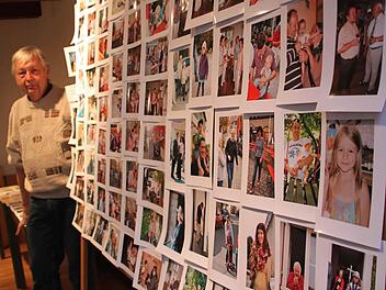 Galen Vinson vor seiner Bildergalerie - die Menschen auf den Fotos dürfen ihr Abbild gerne mitnehmen.