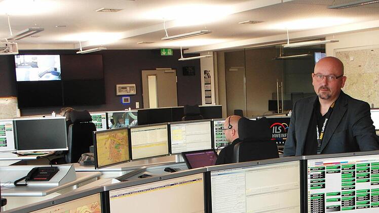 Thomas Schlereth ist der Leiter der integrierten Rettungsleitstelle in Schweinfurt. Sie koordiniert die Rettungseinsätze in der Region. Foto: mic