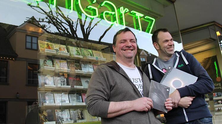 Peter Bongartz mit Mitarbeiter Todde Jarks vor dem Laden in Erlangen
