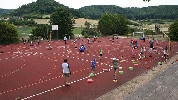 Spiele auf dem Sportgelände