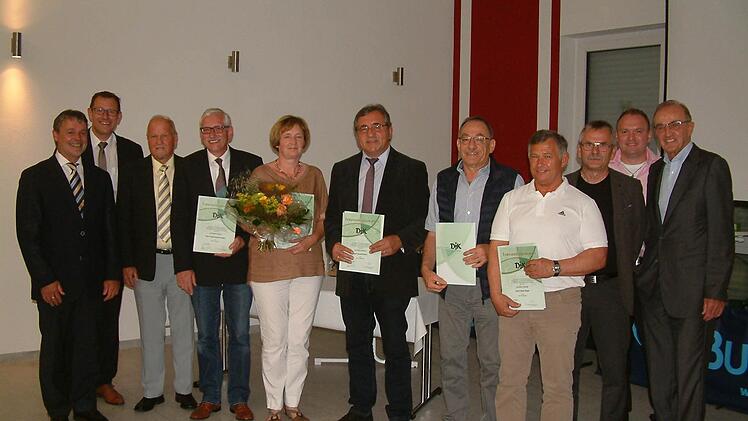 Die neuen Ehrenmitglieder der DJK-SV Neufang mit Verantwortlichen (v. l.): Bürgermeister Gerhard Wunder, Vorsitzender Bernd Haderlein, DJK-Diözesanverbands-Vorsitzender Matthias Distler, Hans und Rosemarie Maier, Ewald Rehm, Toni Fickinger, Hans Regel, BFV-Spielleiter Egon Grünbeck, 2. Vorsitzender Christoph Müller und BLSV-Kreisvorsitzender Karl-H. Fick. Foto: Hans Franz