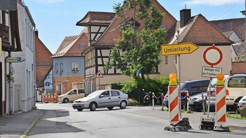 Am Konsumgeb&auml;ude das n&auml;chste Schild, dahinter ein weiteres