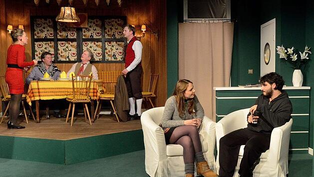 Ein Fremder in der Th&uuml;ringer Dorfwirtschaft: Das St&uuml;ck "Kleider machen Leute", eine Inszenierung des Theaters Schloss Ma&szlig;bach, wird am 24. April im Theaterring des Kurtheaters gezeigt.  Foto: Sebastian Worch
