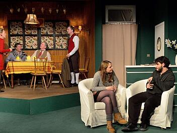 Ein Fremder in der Thüringer Dorfwirtschaft: Das Stück "Kleider machen Leute", eine Inszenierung des Theaters Schloss Maßbach, wird am 24. April im Theaterring des Kurtheaters gezeigt.  Foto: Sebastian Worch
