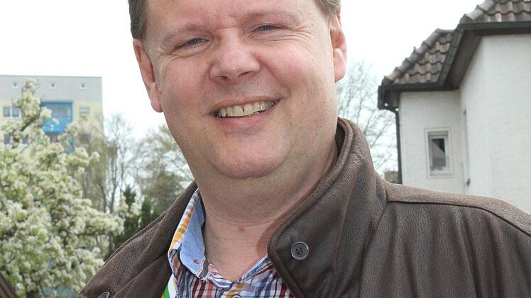 Ralph Bauer: "Weil die Neustadter Bratwurst meistens nicht so dünn ist wie die Coburger, allein deshalb ist sie schon besser und sie ist saftiger und vielleicht auch ein bisschen gröber. Man bereitet sie über offenem Feuer zu und sie muss vom Rost quergestreifte Grillstreifen zeigen. Ich mag sie mit Senf. Wie viele ich esse, das kommt auf die Zeit an, aber mehr wie drei würde ich nicht schaffen. Vielleicht gehen heute auch vier, schließlich werden wir zwischendurch viel laufen".