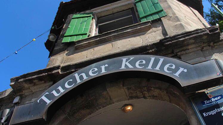 Brotzeitplatten und massenweise gezapftes Bier - willkommen auf dem neuen Tucher Keller. Foto: Christian Bauriedel