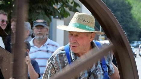 Maschinenführer Ludwig Klemens muss ständig die Lager der Dreschmaschine ölen.