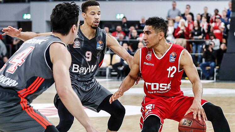 Auch mit vereinten Kräften konnten die Münchner, hier Nihad Djedovic (l.) und Jared Cunningham (M.), den im ersten Viertel auftrumpfenden Maodo Lo nicht stoppen. Fotos: Daniel Löb