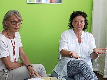 Helene Wölfel-Wagner (links) und Andrea Dietz-Ernst beim Interview in den Räumen der Caritas in der Birkenfelder Straße.  Foto: Barbara Herbst