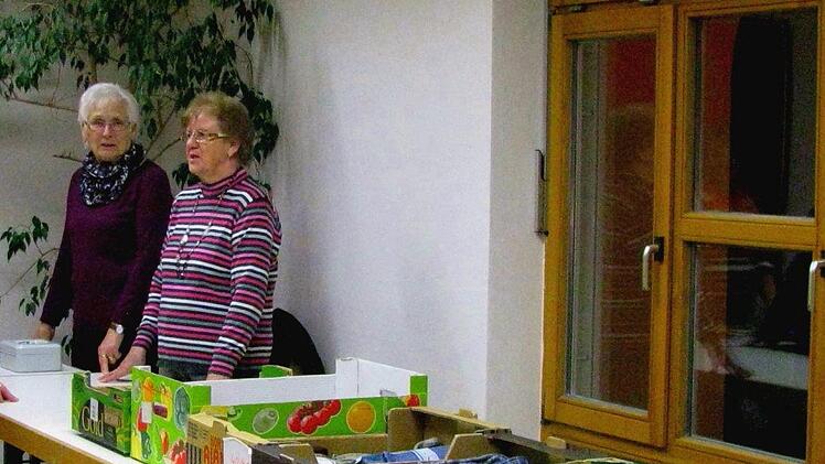 Der Stricherinnenbund verkauft Selbstgestricktes f&uuml;r einen guten Zweck.