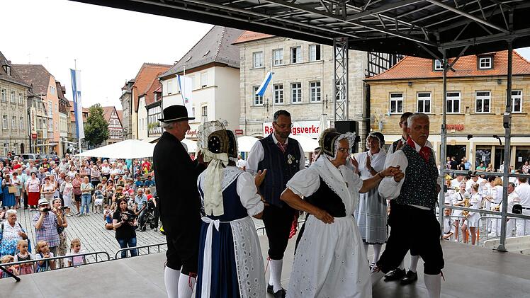 Die Eichendorff-Tanzgruppe zeigte Tänze aus Schlesien. Foto: Matthias Hoch