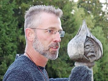 Zu den Arbeiten, die Volker Ullenboom schon in Nordhalben hinterlassen hat, zählt der "Zwiebelmann" am Skulpturenweg.  Foto: Norbert Neugebauer