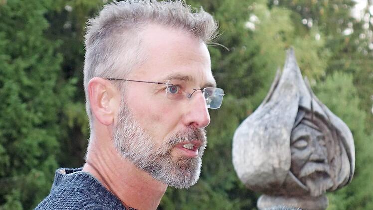 Zu den Arbeiten, die Volker Ullenboom schon in Nordhalben hinterlassen hat, zählt der "Zwiebelmann" am Skulpturenweg.  Foto: Norbert Neugebauer
