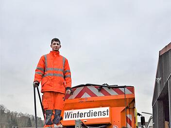 Der Betriebshof-Leiter Marco Deuerling (rechts) und Fahrer Marcel Müller zeigen den Teller, von dem das Salz-Magnesium-Gemisch auf die Straße gestreut wird.  Foto: Sandra Hackenberg