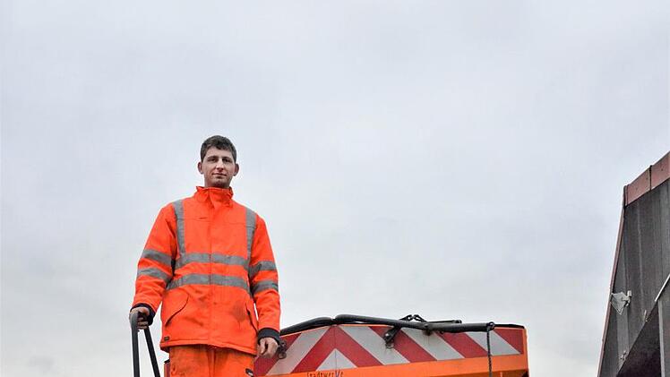 Der Betriebshof-Leiter Marco Deuerling (rechts) und Fahrer Marcel Müller zeigen den Teller, von dem das Salz-Magnesium-Gemisch auf die Straße gestreut wird.  Foto: Sandra Hackenberg