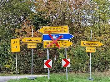 Offenbar ist nur noch der Weg nach Bischofsheim frei. Derzeit wird an der Straße nach Stangenroth und der Ortsumgehung von Langenleiten gearbeitet.
