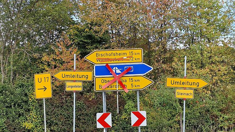 Offenbar ist nur noch der Weg nach Bischofsheim frei. Derzeit wird an der Straße nach Stangenroth und der Ortsumgehung von Langenleiten gearbeitet.