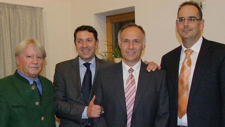 Heinrich Wörner und Hubertus Holzmann trauen Harald Rößner zu, das Bürgermeisteramt ausfüllen zu können. Auch der Fraktionsvorsitzende Michael Rückel wird den neuen Kandidaten des Bürgerblocks nach Kräften unterstützen.  Fotos: Berthold