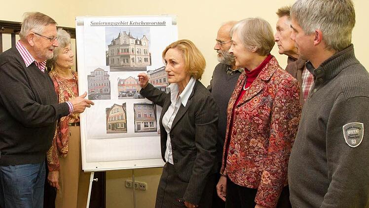 Carl-Ludwig Fahrenholz (links) und Christa Minier (Dritte von links) erörtern mit anderen Vereinsmitgliedern und Stadtrat Klaus Klumpers (Zweiter von rechts)  die Pläne zum Hausverkauf im Sanierungsgebiet  Ketschenvorstadt. Foto: Florain Hecky