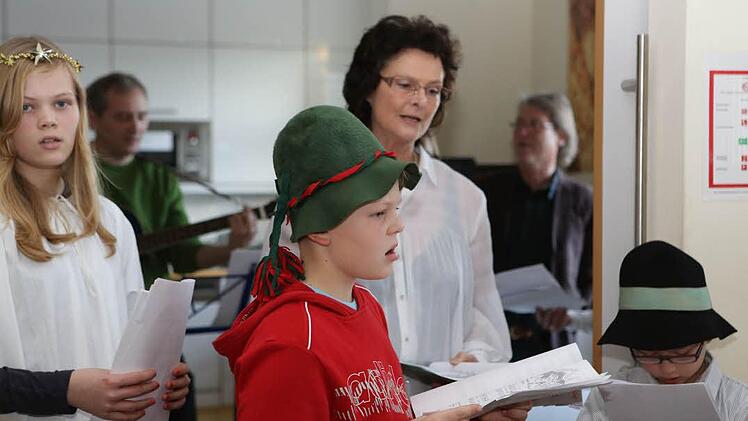 Cornelia Graner singt mit ihren Weihnachtengeln und -hirten.