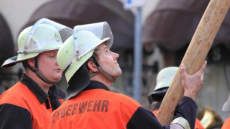 Nicht nur Muskelkraft, auch Konzentration ist gefragt. Alles muss sitzen. Im Bild Anton Gerstenkorn, der Vorsitzende des Feuerwehrvereins.