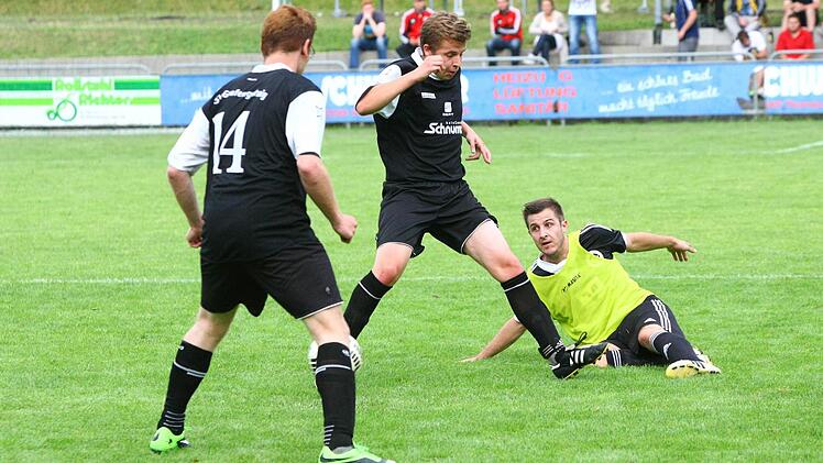 Der Thurnauer Tobias Wohland grätscht gegen den Grafengehaiger Tobias Burger (Mitte). Links Patrick Witzgall.