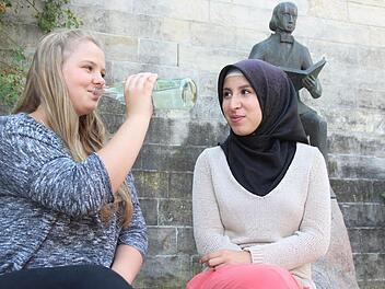 Christine und Merve sind seit der sechsten Klasse befreundet. Wenn sie sich in diesen Tagen in der Stadt treffen, darf Merve weder ein Eis essen, noch einen Schluck Wasser trinken. Mittlerweile hat sich ihr Körper aber schon an das Fasten gewöhnt.  Foto: Sarah Dann