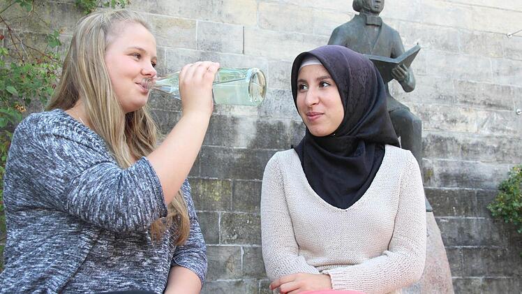 Christine und Merve sind seit der sechsten Klasse befreundet. Wenn sie sich in diesen Tagen in der Stadt treffen, darf Merve weder ein Eis essen, noch einen Schluck Wasser trinken. Mittlerweile hat sich ihr Körper aber schon an das Fasten gewöhnt.  Foto: Sarah Dann
