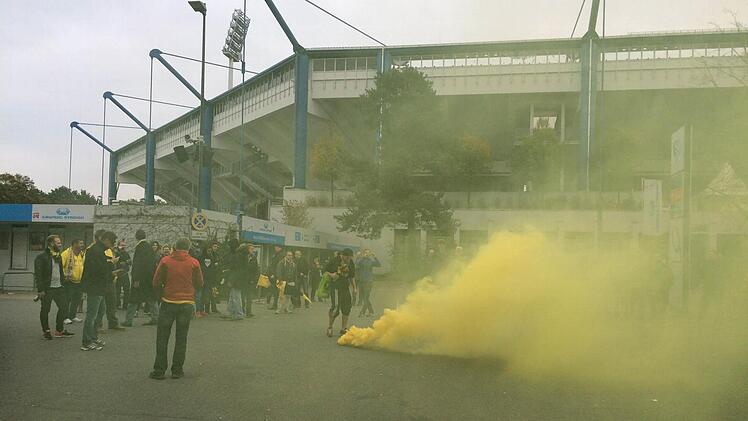 Bereits vor dem Nürnberger Frankenstadion zündeten Coburger Handballfans sogenannte Bengalo-Feuer. Bei einer Pyrotechnik-Attacke in der Halle wurde nach dem Handballspiel zwischen Gastgeber HC Erlangen und dem HSC 2000 Coburg am Samstagabend eine 58-jährige Frau verletzt. Gegen einen 25-Jährigen aus dem HSC-Lager wird wegen des Verdachts der gefährlichen Körperverletzung ermittelt. Foto: Oliver Schmidt