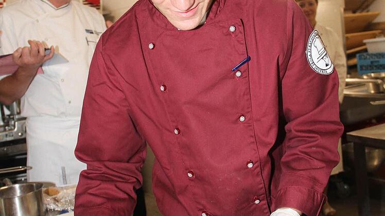 Tomaš Vancura aus Tschechien bereitet eine Rehroulade gefüllt mit Speck und einer Fleischpastete mit Kastanien zu.