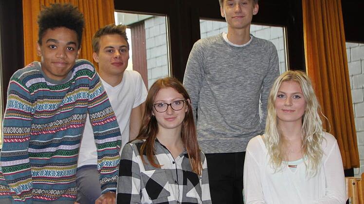 Arbeitkreis "Schule ohne Rassismus": Aaron Kinalele (von links), Nick Schumm, Anna Julius, David Morper und Laura Stich. Meral Kara fehlt auf dem Bild. Foto: Ulrike Müller