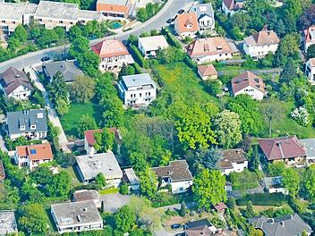 In der Luftaufnahme erscheint das T-förmige Grundstück, um das es geht, perspektivisch verkürzt. Es sind gut 4600 Quadratmeter.  Foto: R. Rinklef
