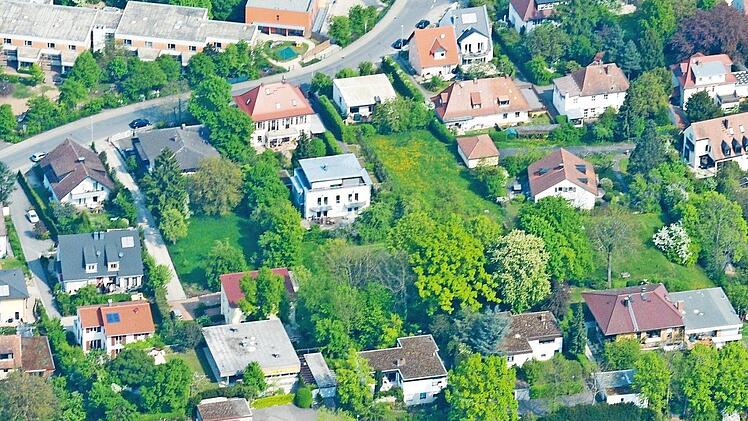 In der Luftaufnahme erscheint das T-förmige Grundstück, um das es geht, perspektivisch verkürzt. Es sind gut 4600 Quadratmeter.  Foto: R. Rinklef
