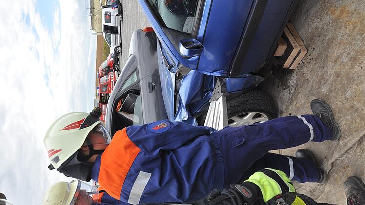 Retten, löschen, bergen, schützen - voller Einsatz für die jungen Feuerwehrleute. Fünf verschiedene Aufgaben wurden ihnen bei der 24-Stunden-Übung gestellt. Foto: Daniel Wiener