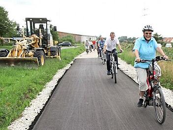 Die ersten Bürger befuhren bereits den neuen Fuß- und Radweg zwischen Reuth und Weisendorf.