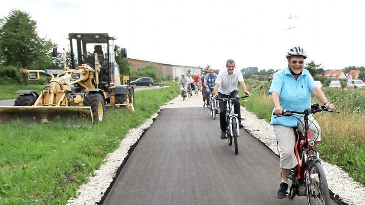 Die ersten Bürger befuhren bereits den neuen Fuß- und Radweg zwischen Reuth und Weisendorf.