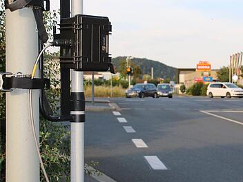 So sehen die Anlagen aus, die an Straßenlaternen und Ampeln festgemacht sind, um die Verkehrsströme im Stadtgebiet digital zu ermitteln. Foto: Alexander Hartmann